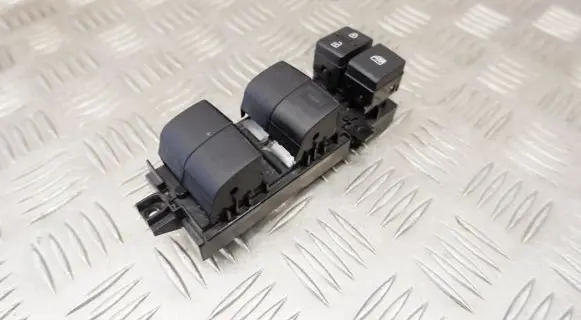 Toyota Yaris XP210 Electric window control switch 840400D030
