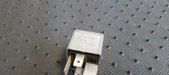 Volkswagen PASSAT B5 Other relay 8D0951253 V23134-J52-X300