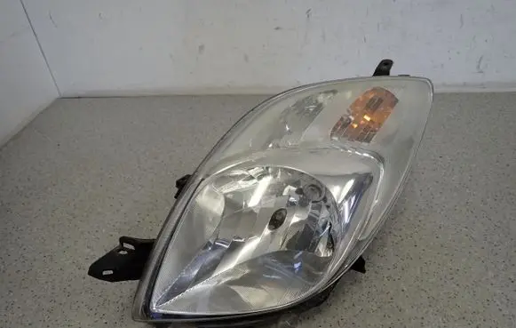 Toyota Yaris Headlight/headlamp 