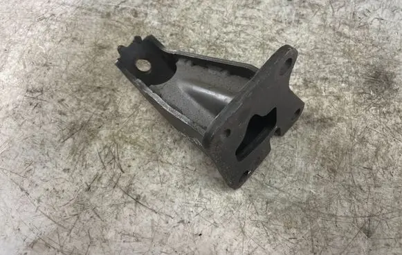 Nissan Navara D40 Engine mounting bracket
