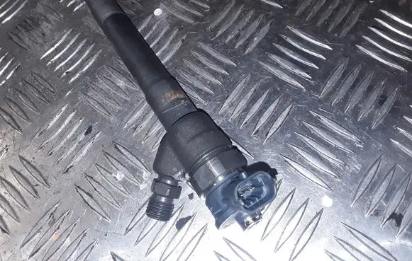 Opel Vivaro Fuel injector 0445110569