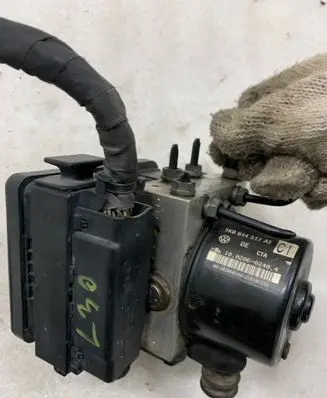 Volkswagen Touran I ABS Pump 1K0907379AC 00005305H0 10096003593