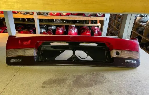 Mazda 626 Trunk door license plate light bar 0431394