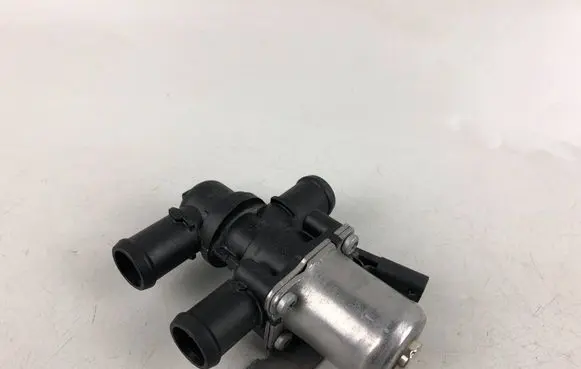 Volkswagen Golf VIII Coolant heater control valve 5Q0906457C