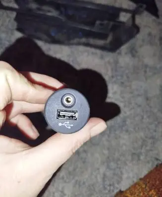 Nissan Qashqai+2 USB socket connector E9T400F13