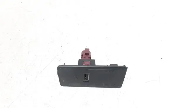 Volvo XC90 USB socket connector 31389705 31497152