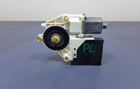 Volkswagen Golf Plus Front door window regulator with motor 5M1837401G