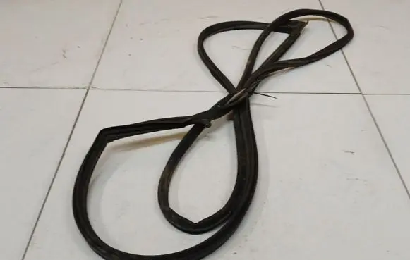 Toyota Corolla Verso AR10 Rubber seal front coupe door 