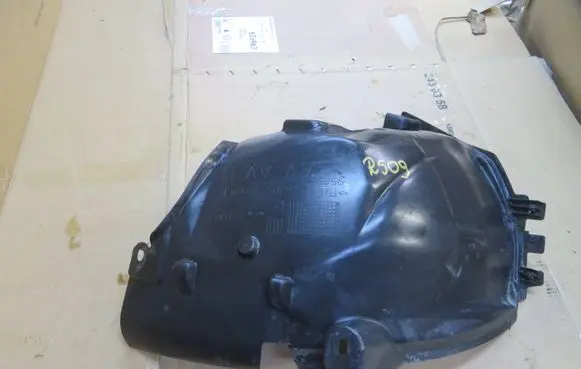 Front wheel arch liner splash guards