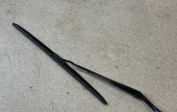 Hyundai Kona I Front wiper blade arm