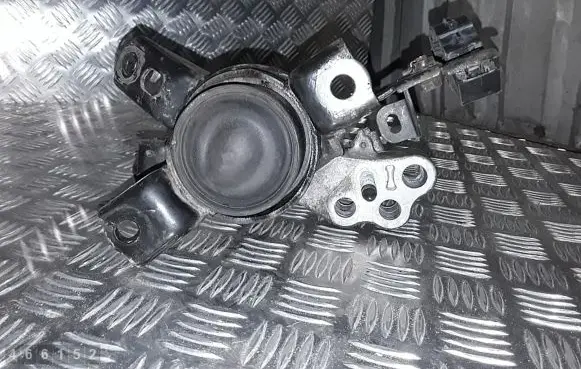 Toyota Auris 150 Engine mount bracket
