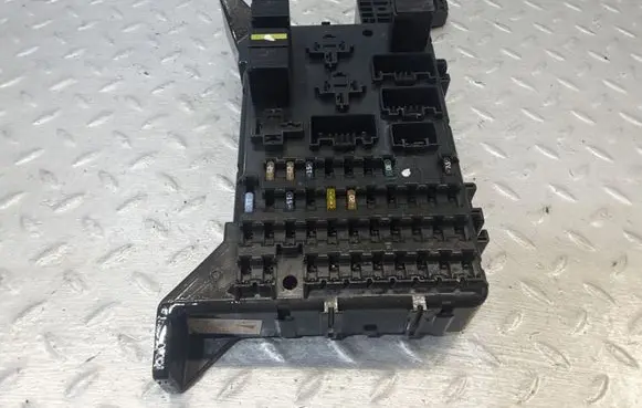 Ford Mondeo Mk III Fuse module 1S7T14A073AE 71587314