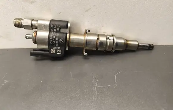 BMW 5 F10 F11 Fuel injector 7585261 10181010