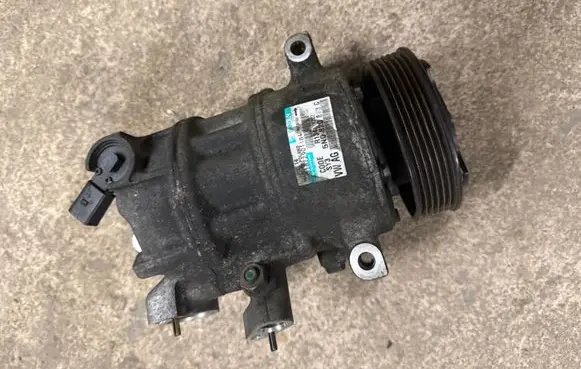 Volkswagen Touran II Air conditioning (A/C) compressor (pump) 5N0820803C