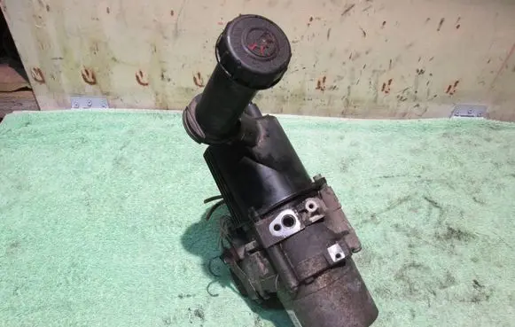 Citroen C4 I Power steering pump 9657613580