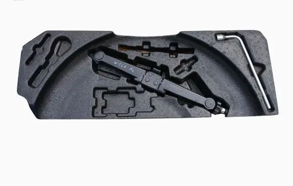 Mercedes-Benz ML W164 Tool set A1648992514