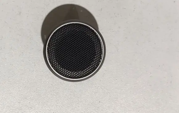 Front door high frequency speaker
