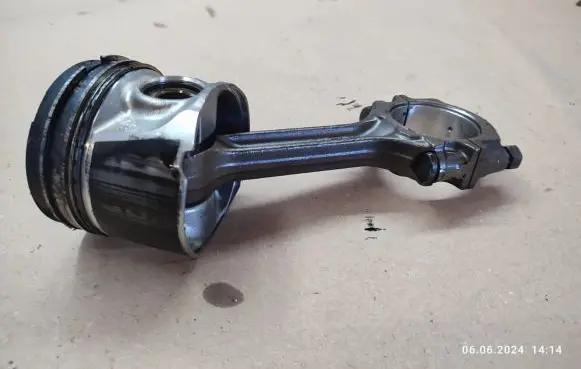 Nissan X-Trail T30 Piston with connecting rod