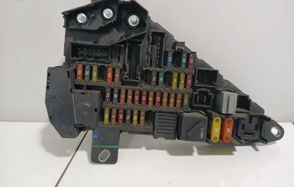 BMW 5 E60 E61 Fuse module 6906601