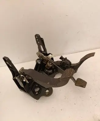 Opel Astra J Pedal assembly 13354331