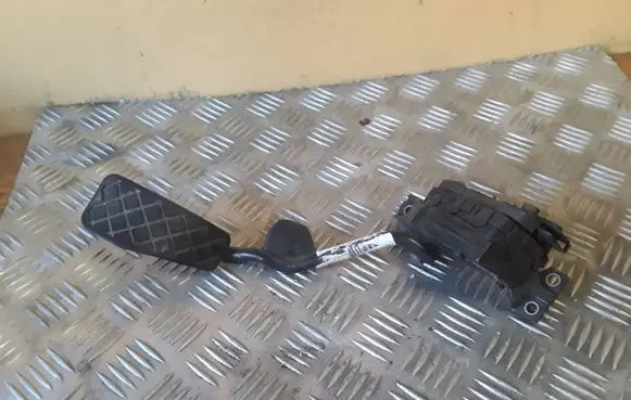Volkswagen PASSAT B5 Accelerator throttle pedal 8D2721523E 6PV00777009