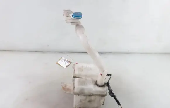 Suzuki Swift I Windshield washer fluid reservoir/tank