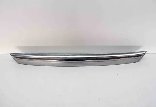 Trunk door license plate light bar