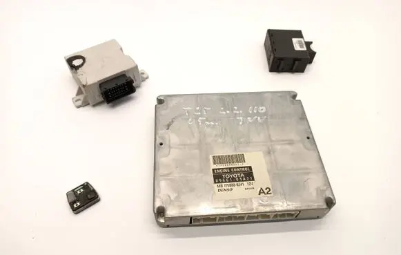 Toyota Avensis T250 Engine ECU kit and lock set 8966105A21 MB1758008341