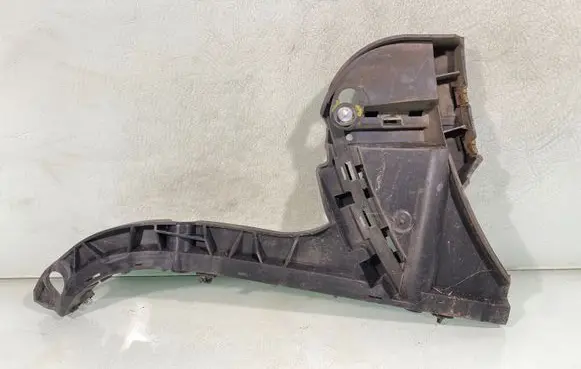 Rear bumper mounting bracket
