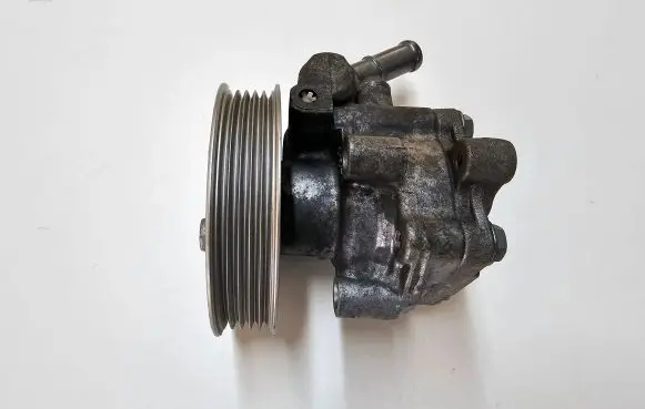 Volkswagen Jetta VI Power steering pump 5C0422152G 07K145255