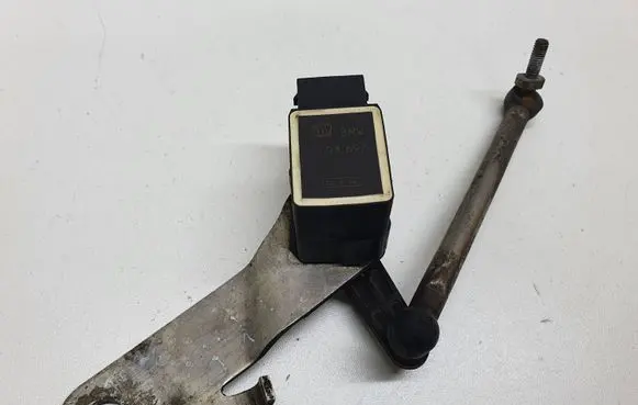 Headlight/headlamp level sensor