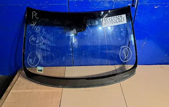 Volvo S60 Front windscreen/windshield window 31402731