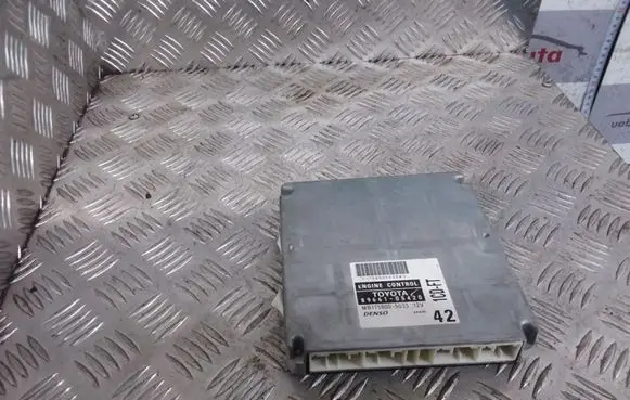 Toyota Avensis T220 Engine control unit/module 8966105420