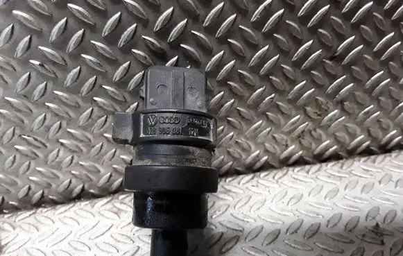 Volkswagen Golf III Intake air temperature sensor 028906081