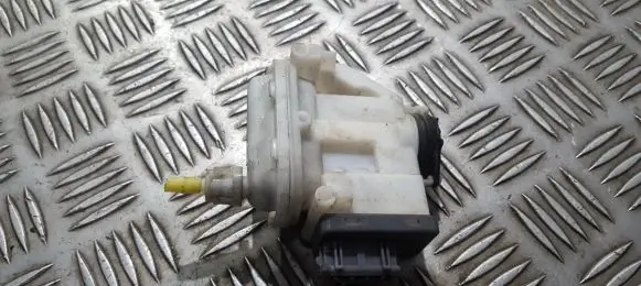 Volkswagen PASSAT B4 Central locking vacuum pump 3a0862153b