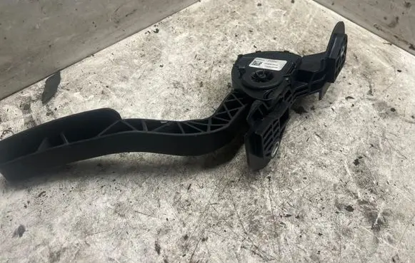 Accelerator throttle pedal