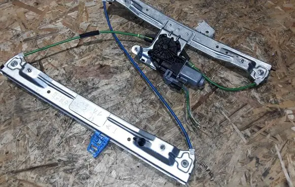 Citroen C3 Picasso Front door window regulator with motor
