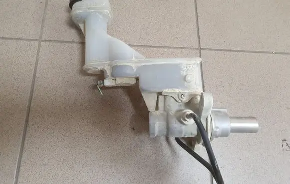 Nissan X-Trail T31 Master brake cylinder