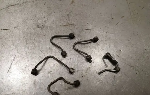 Fuel injector supply line/pipe