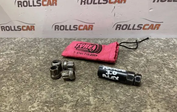 Volkswagen Touareg I Anti-theft wheel nuts and lock 