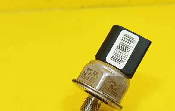 Volkswagen PASSAT B6 Fuel pressure sensor 03C906051D 55PP1601
