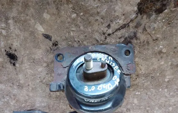 Toyota Land Cruiser (J120) Engine mount bracket