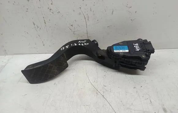 Volkswagen PASSAT B5 Accelerator throttle pedal 8D1723523