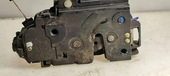 Volkswagen New Beetle Front door lock 
