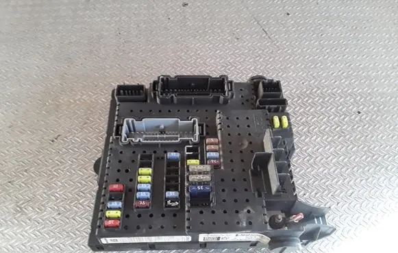 Volvo V70 Fuse module 8676391