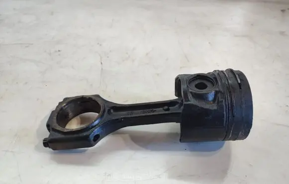 KIA Carens II Piston with connecting rod