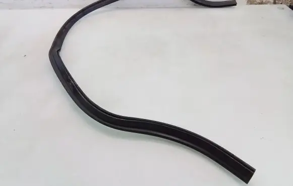 Volkswagen PASSAT B6 Engine compartment rubber 