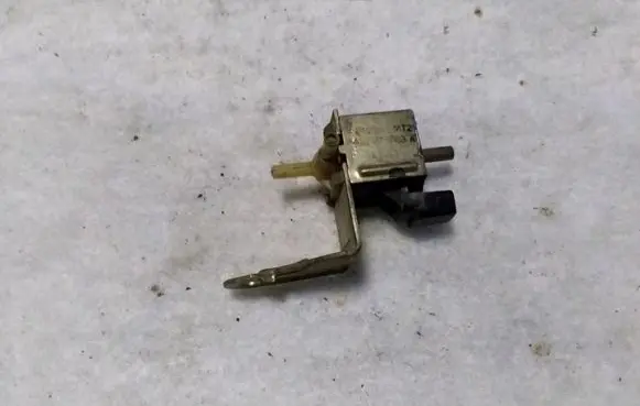 Audi A6 S6 C5 4B Turbo solenoid valve 437906283A
