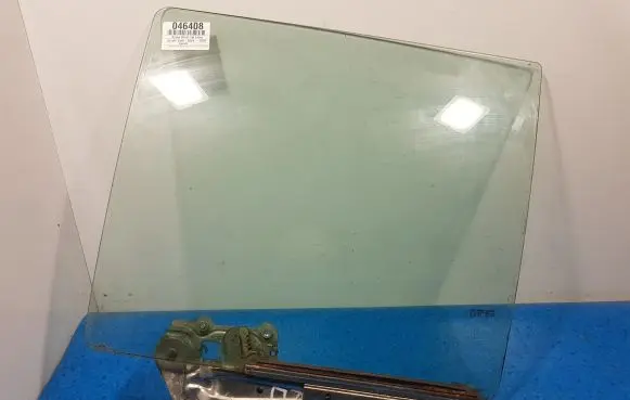 Suzuki Swift I Rear door window glass