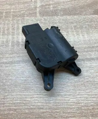 Volkswagen Jetta VI Air flap motor/actuator 1K0907511USED 0132801345